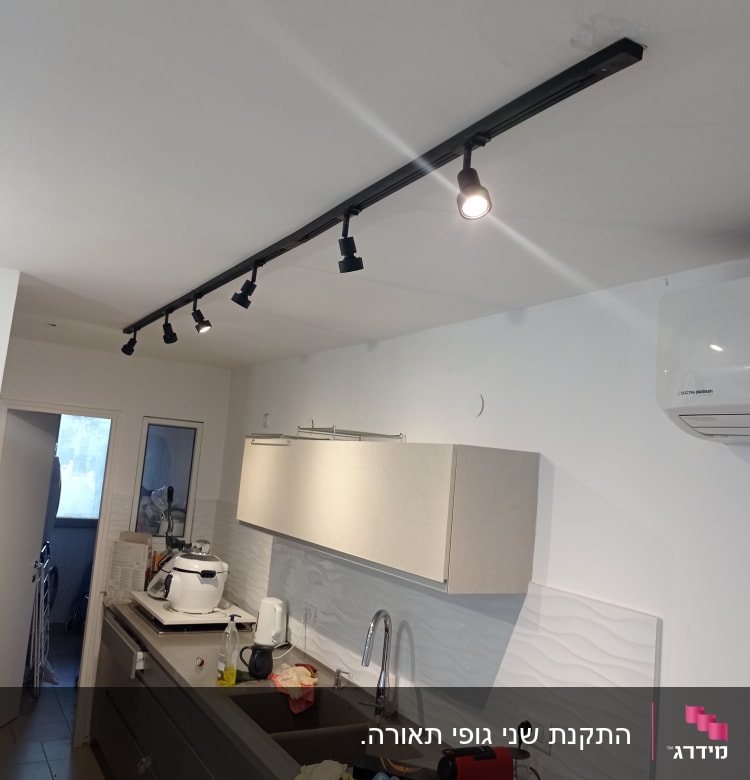 מסילת תאורה עם פנסים מותקנים בתקרה